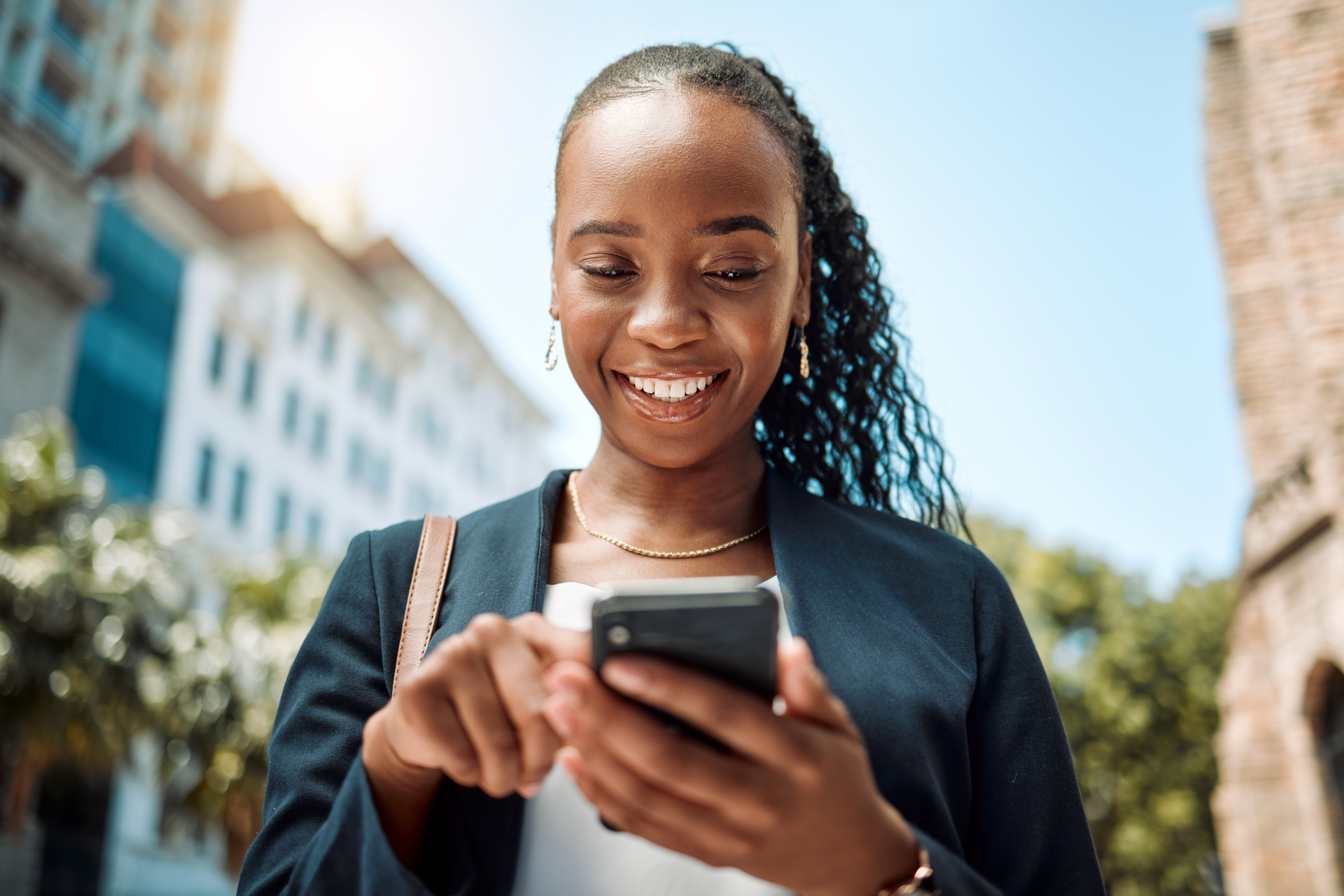 Deux femmes échangent depuis leurs téléphones.
