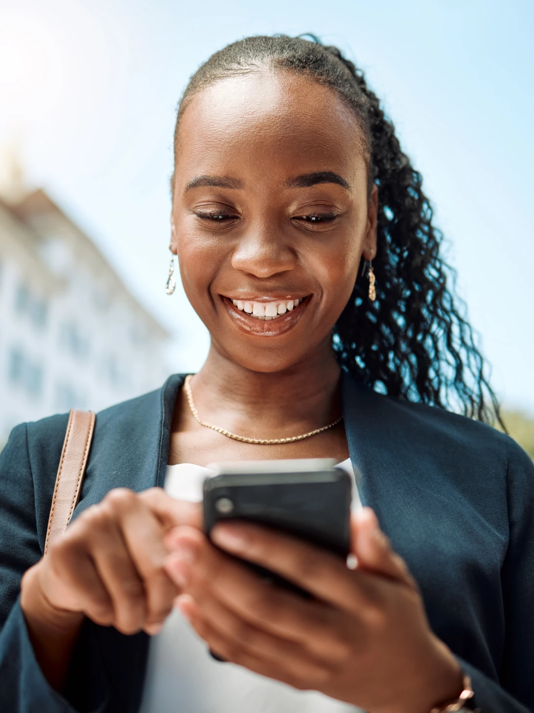 Une femme effectue un transfert depuis son téléphone.