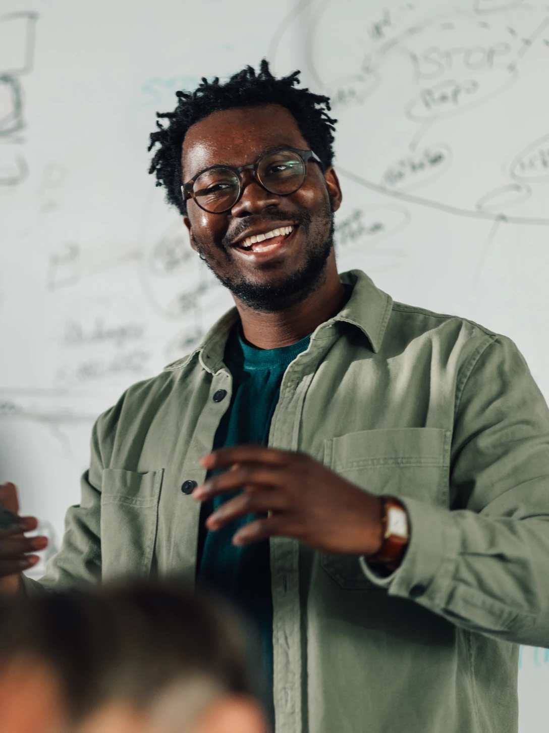 Un enseignant accompagne ses étudiants.