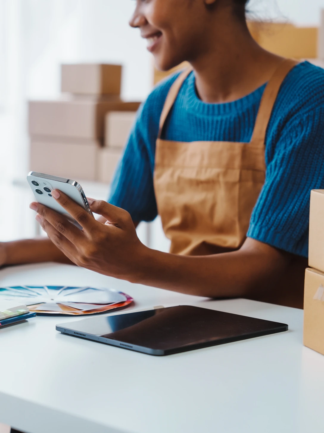 Une commerçante suit ses ventes sur son téléphone.